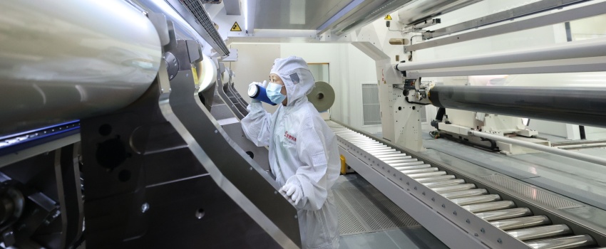 技術(shù)攻堅(jiān)結(jié)碩果！合肥樂凱成功下線超寬幅超薄高端光學(xué)聚酯薄膜